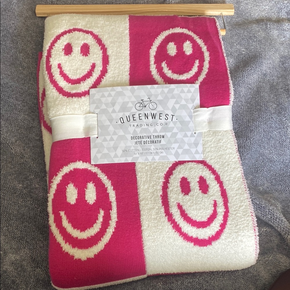 Queenwest Pink and White Smiley Throw